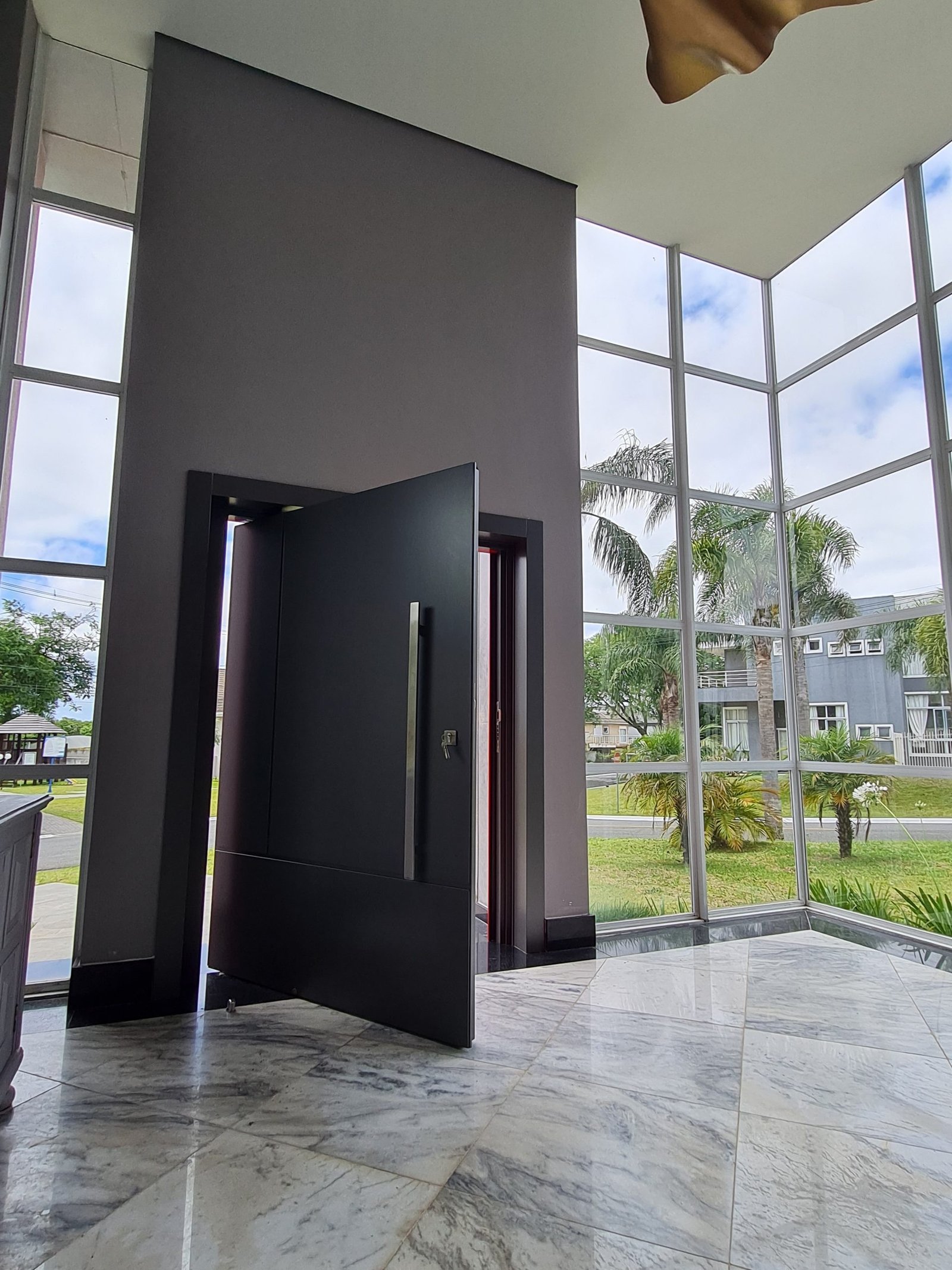 Porta em ACM — projeto residencial
